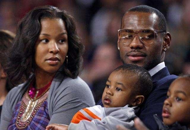 媒体爆料詹姆斯视频,揭秘篮球巨星背后的故事  第2张